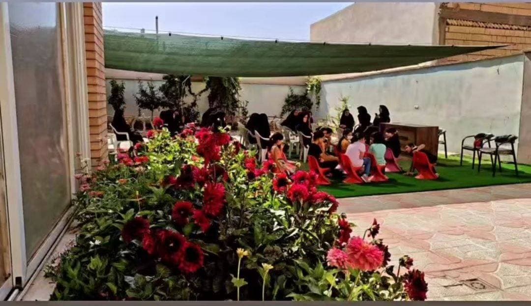 حیاط زیبای مدرسه در فصل بهار