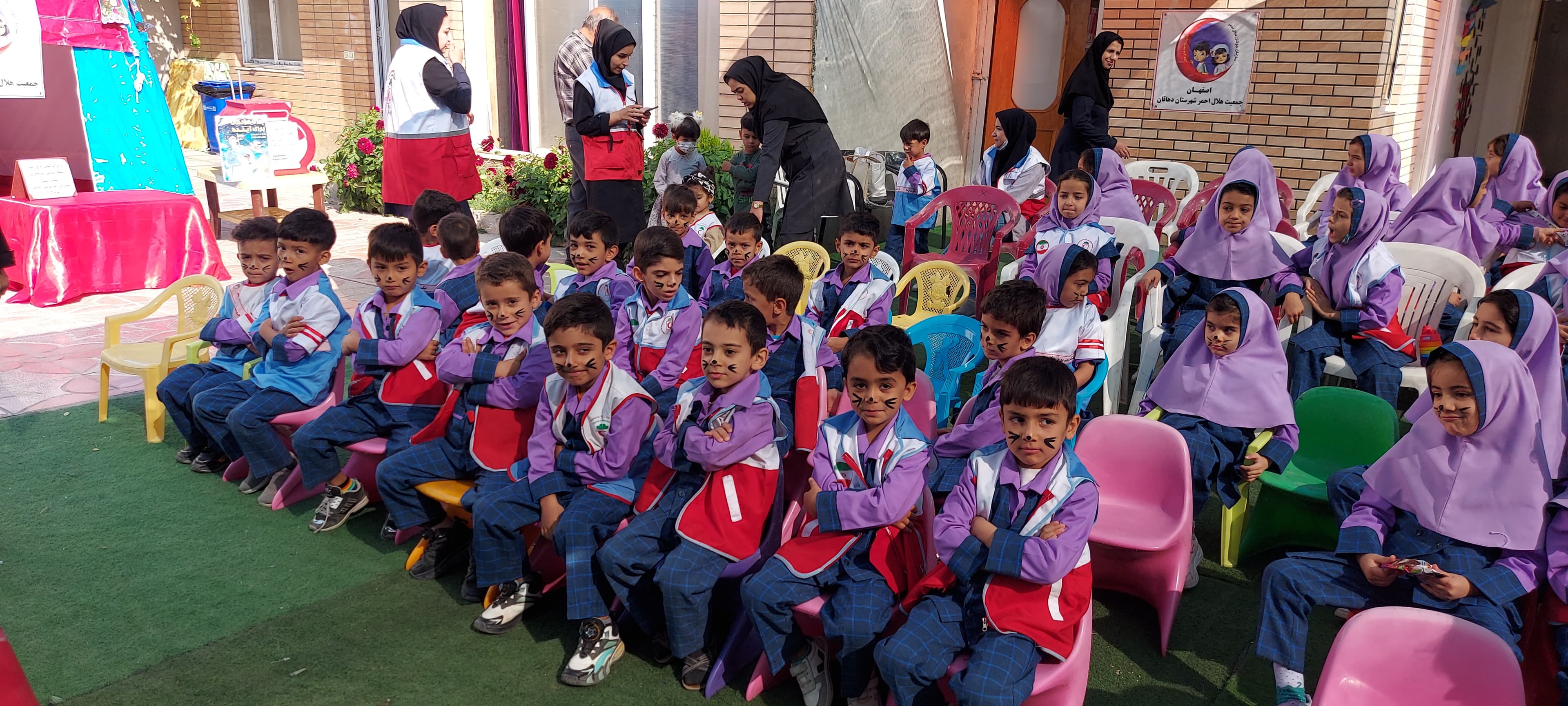 برگزاری جشن روز کودک به همراه پرسنل هلال احمر